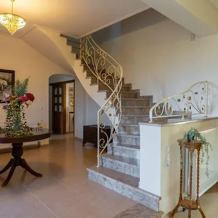 Paul's American Mansion- Suburb * Volos