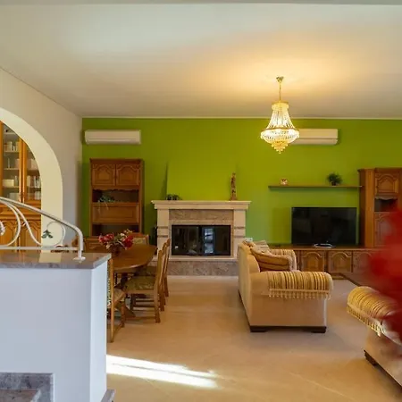 Paul's American Mansion- Suburb Villa Volos