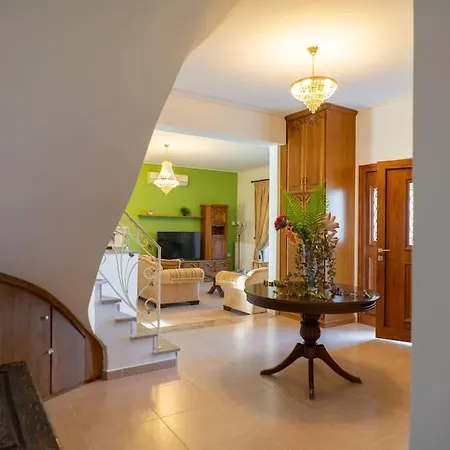 Paul's American Mansion- Suburb Villa Volos